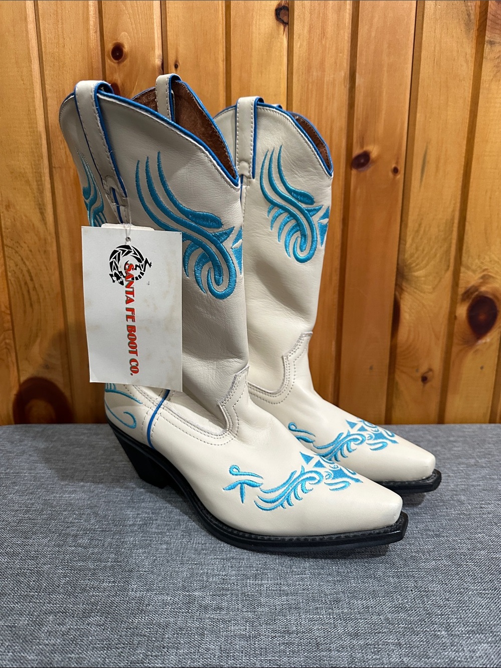 Ladies Western White Leather Cowboy Boots with Turquoise Stitching - Size 8M